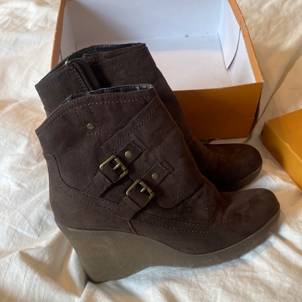 Uniss Short dark brown suede boots size 9.5 with 3.5” heel